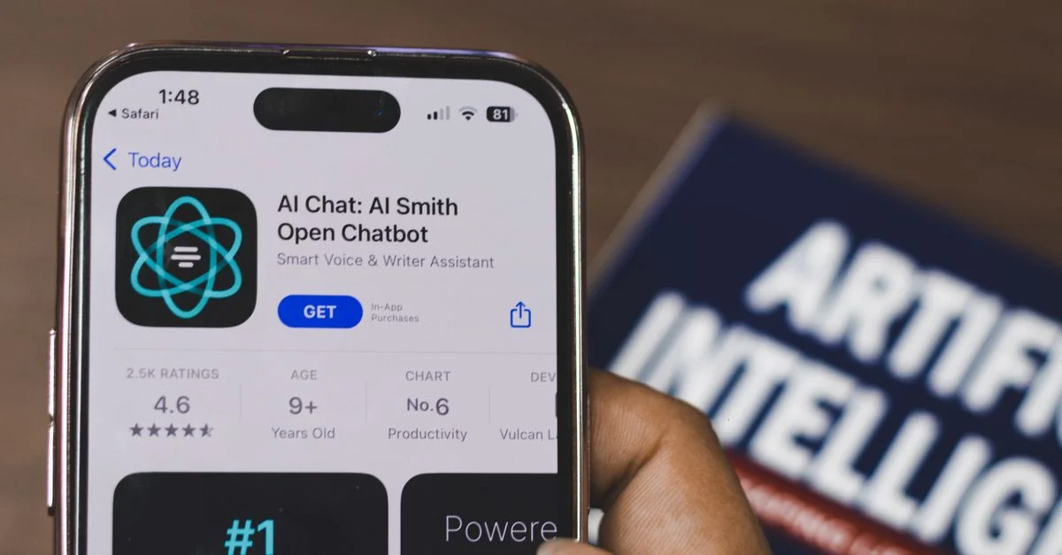Main tenant un smartphone avec une application de chatbot AI, mettant en avant l'intelligence artificielle et la technologie.