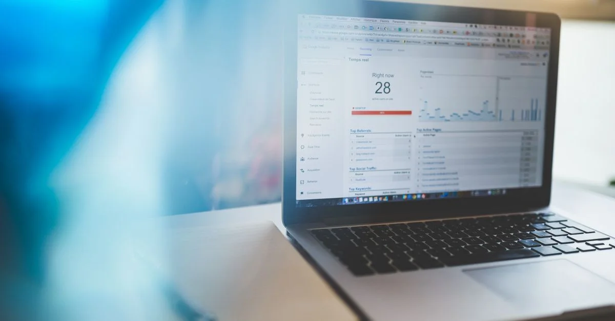 Ordinateur portable affichant Google Analytics dans un espace de travail moderne, mettant en avant l'analytique numérique et la technologie.
