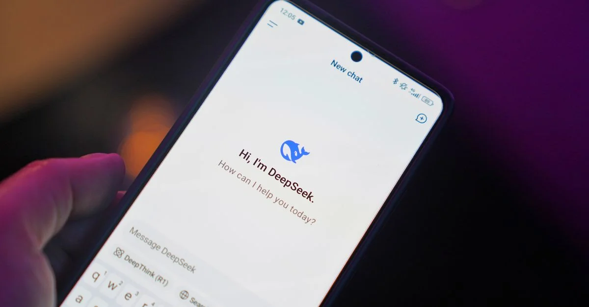 Gros plan sur un smartphone affichant l'interface de chat AI avec l'assistant numérique DeepSeek.