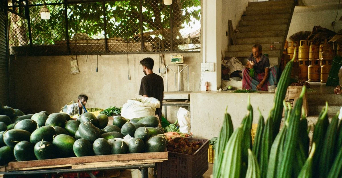 Marché local animé au Sri Lanka, proposant des produits frais et animé par de nombreux vendeurs.